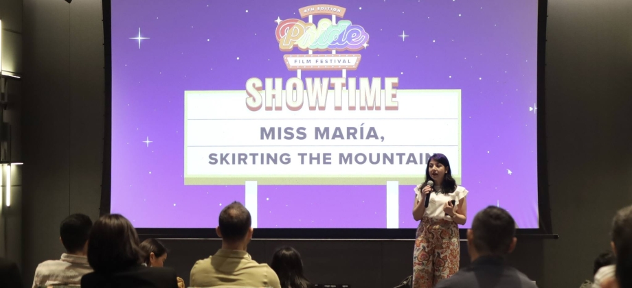 Joven presentando el IV Pride Film Festival, Embajada de Colombia proyectó el documental “Señorita María, la Falda de la Montaña”