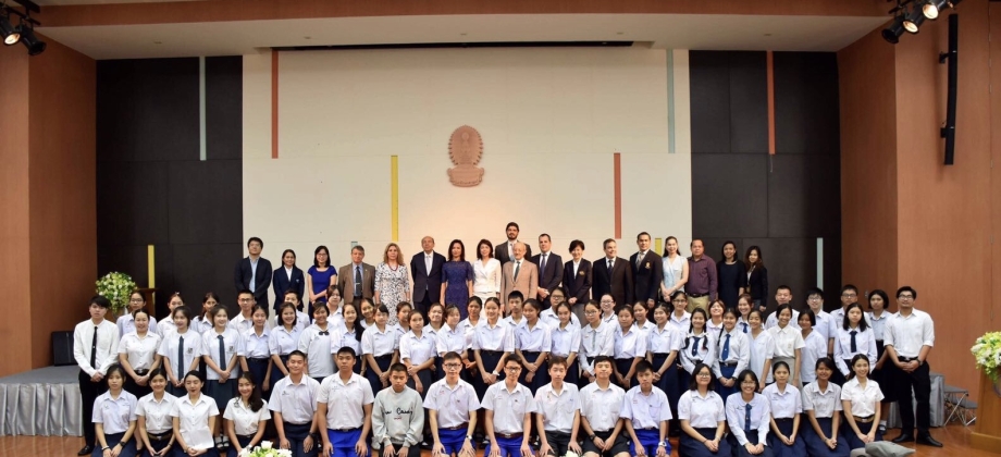 El Embajador de Colombia en Tailandia participó en la apertura del curso de español para estudiantes tailandeses en países de América Latina