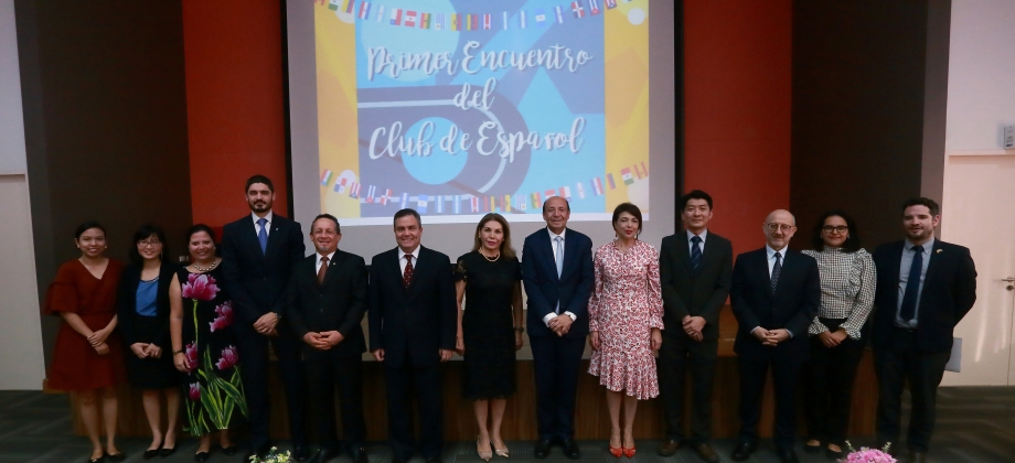 Embajador de Colombia en Tailandia entregó el premio anual a los mejores alumnos en español de la Universidad de Chulalongkorn