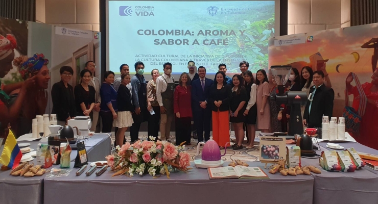 Estudiantes de la iniciativa de difusión del español en Tailandia disfrutan una jornada de degustación de café de origen colombiano