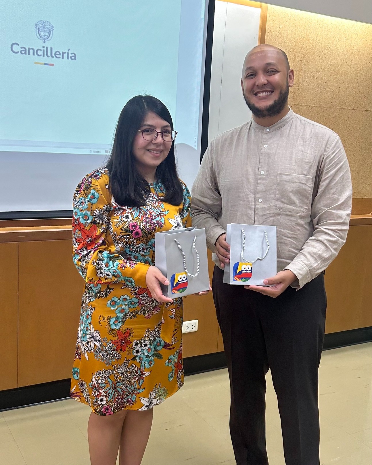 Estudiantes de la Facultad de Letras de la Sección de Español de la Universidad Chulalongkorn Créditos: Embajada de Colombia