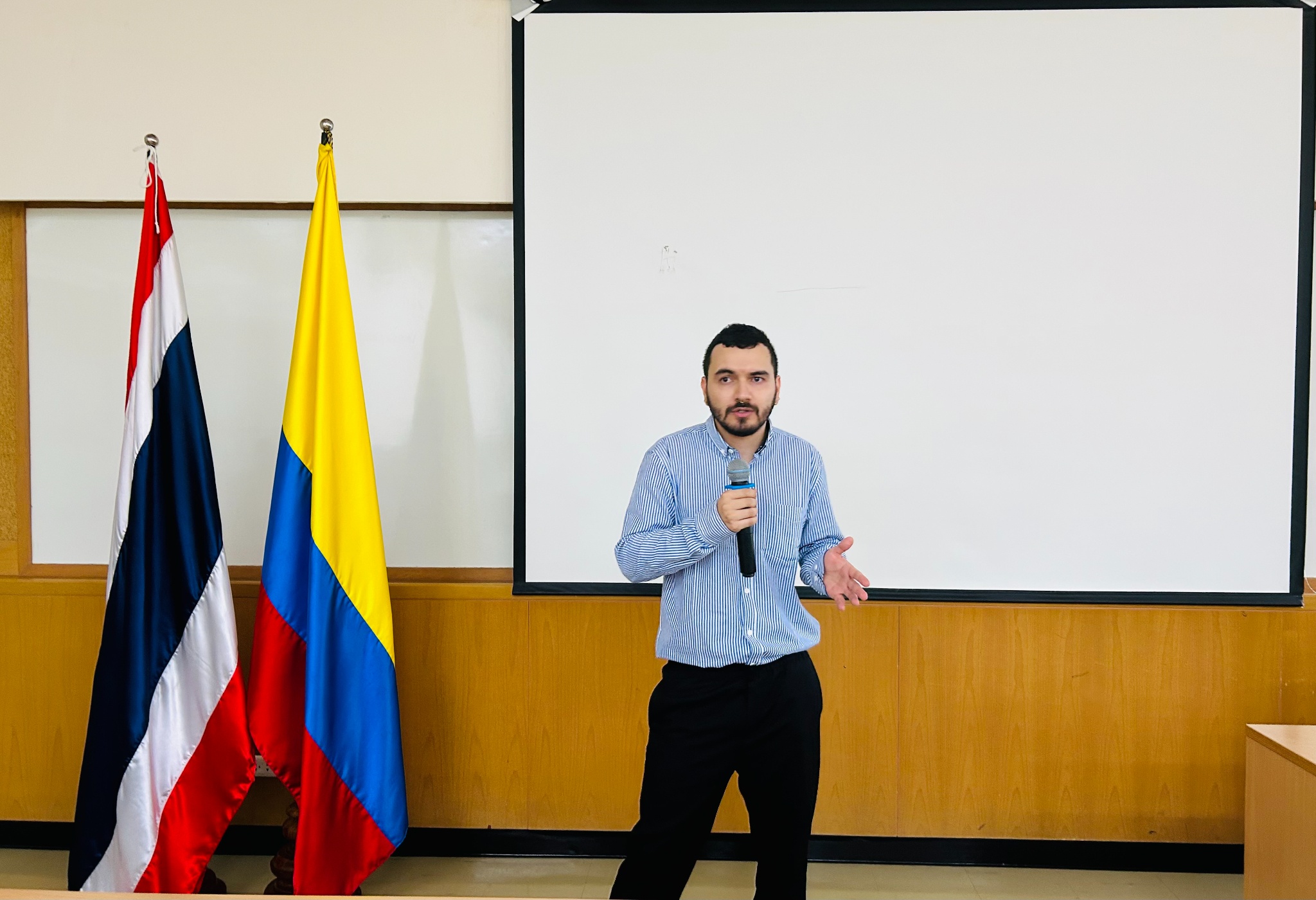 David Martínez, profesor del Centro de Lenguas de la Universidad Pontificia Bolivariana, presenta el programa del Curso a los estudiantes. Créditos: Foto cortesía de la Universidad Chulalongkorn.