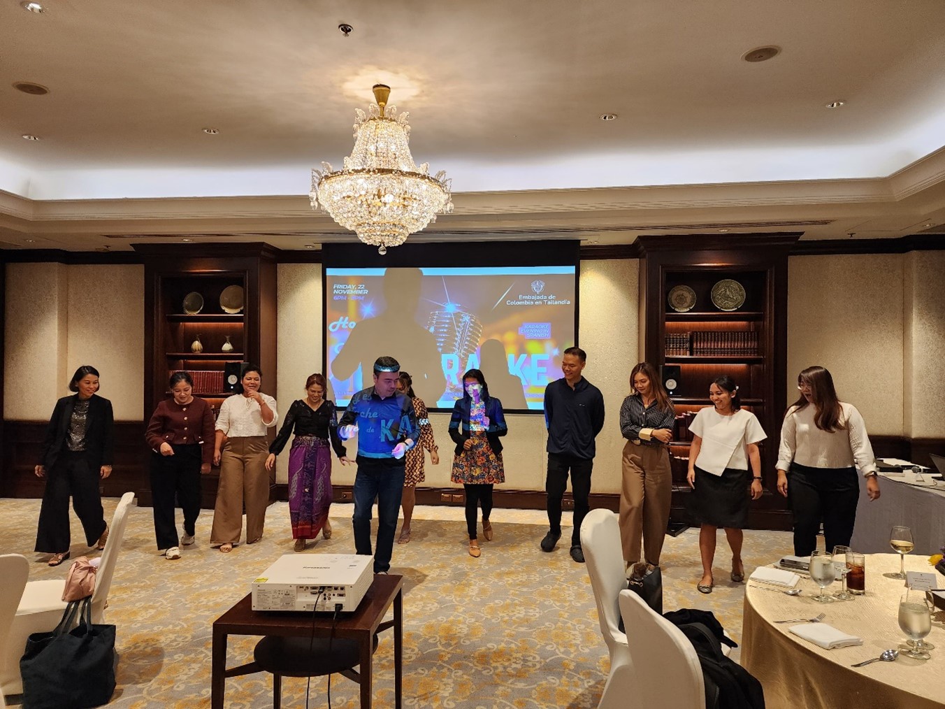 Profesor del curso enseña a los estudiantes unos pasos básicos de salsa colombiana. Créditos: Foto cortesía de la Embajada de Colombia en Tailandia.