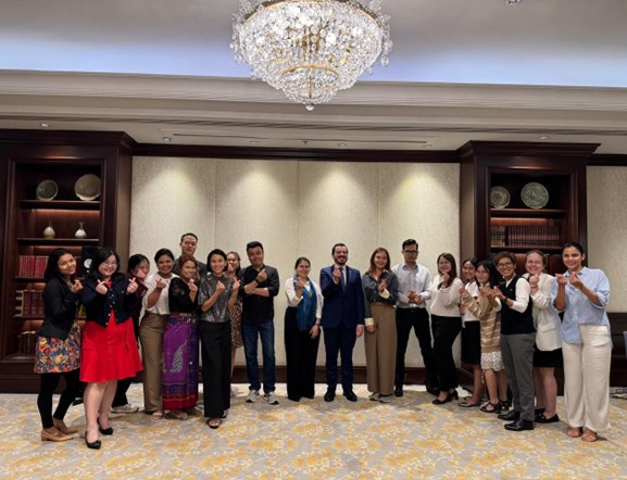 Personal de la Embajada, el profesor y los estudiantes del curso hacen pose tradicional al término de la actividad. Créditos: Foto cortesía de la Embajada de Colombia en Tailandia.