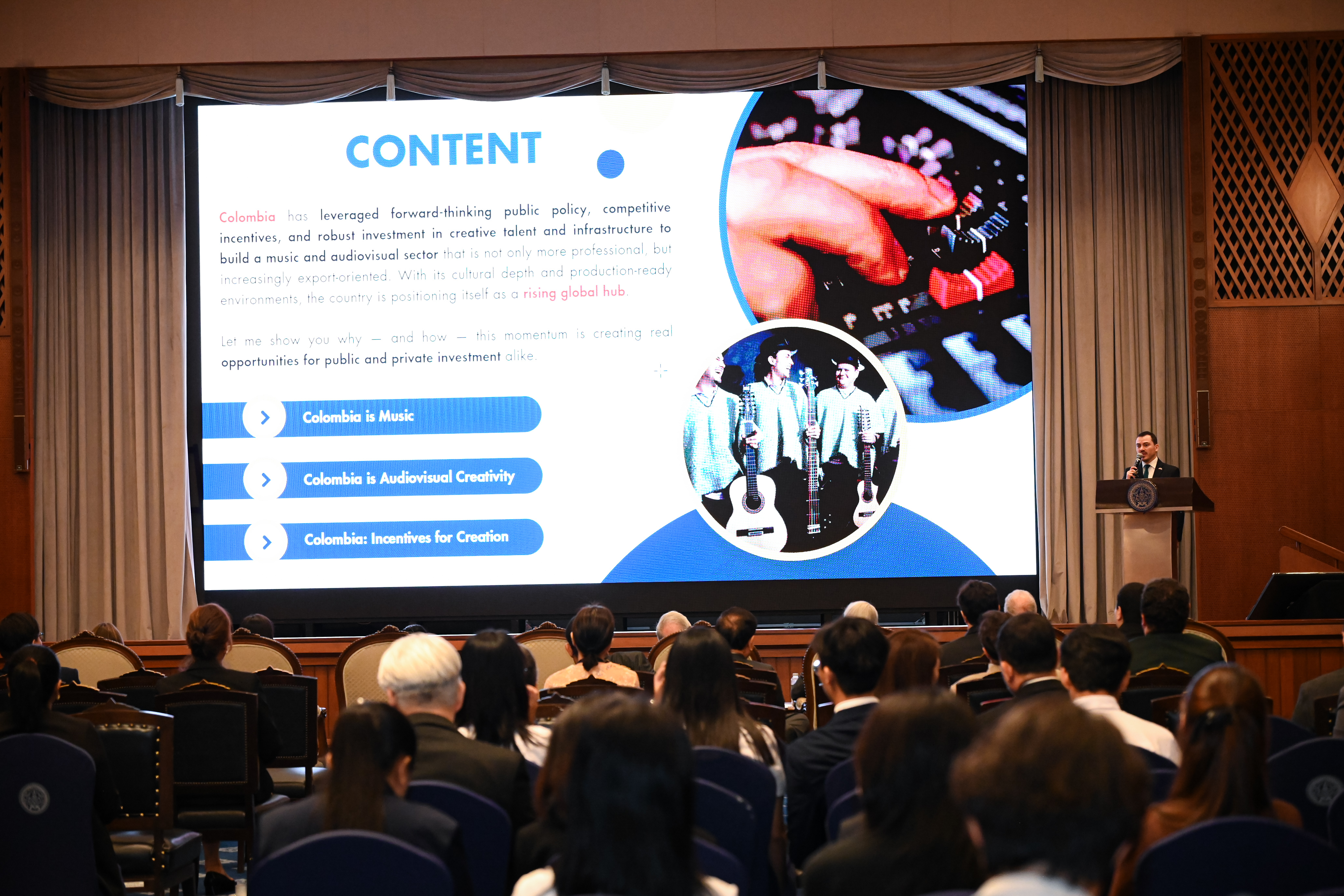 Funcionario de la Embajada de Colombia realiza la presentación sobre el posicionamiento de Colombia. Cortesía del Ministerio de Relaciones Exteriores de Tailandia.
