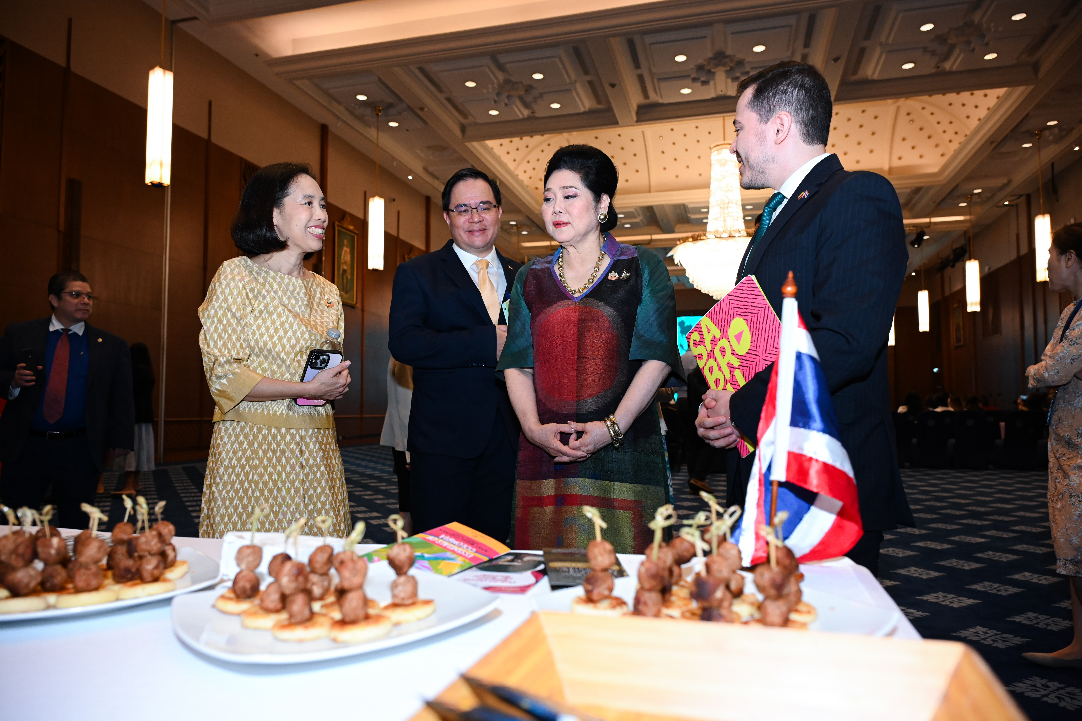 Funcionario de la Embajada de Colombia dialoga con Lalivan Karnchanachari, Viceministra de Relaciones Exteriores de Tailandia, Hattaya Khusakul, Directora General para Asuntos de América y el Pacífico Sur, y Chakraphan Yuwari, Director de la División de América Latina. Cortesía Ministerio de Tailandia.