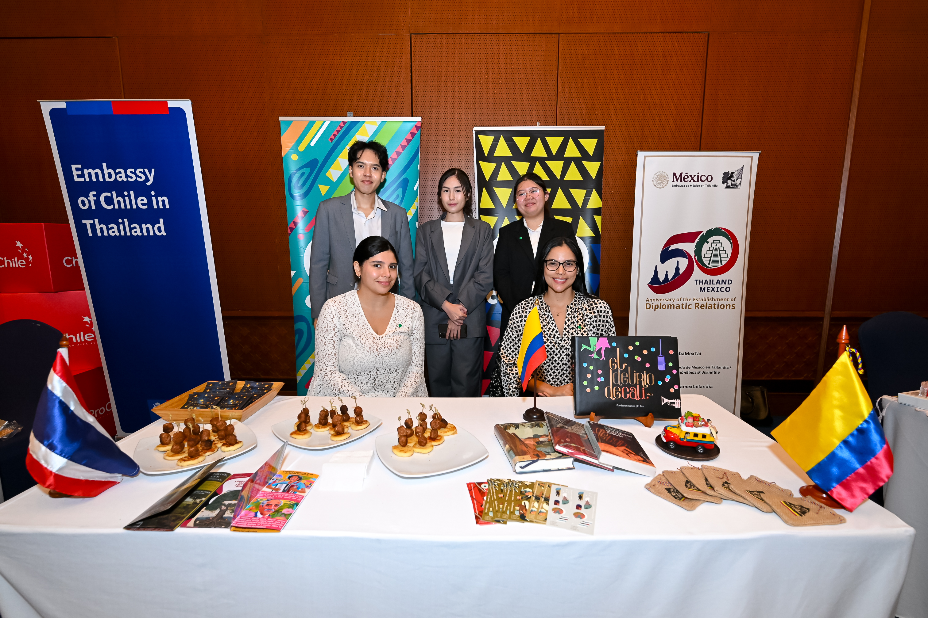 Funcionarios de la Embajada de Colombia reciben a los asistentes en el V Seminario Comercial Tailandia – América Latina. Cortesía Ministerio de Tailandia.