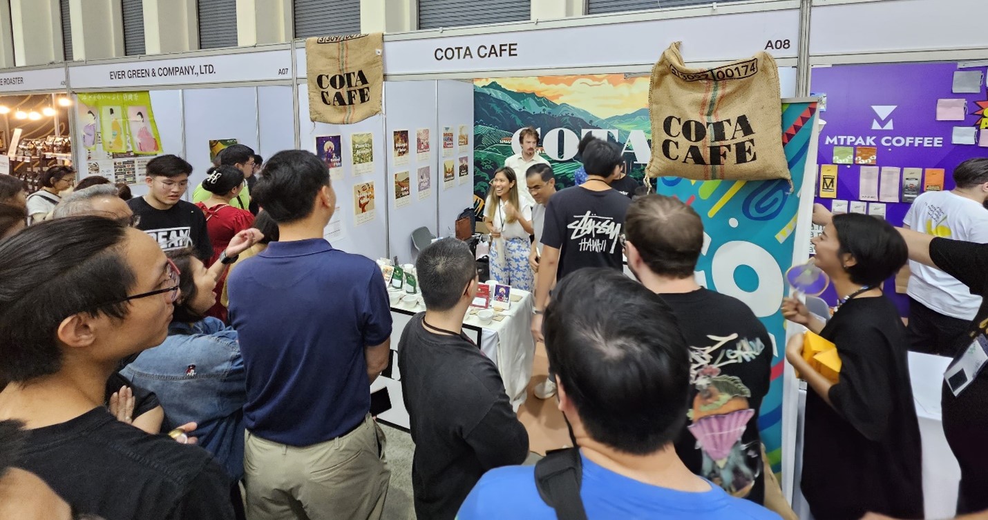 Asistentes a una demostración de preparación y degustación de café de origen colombiano en el marco del Thailand Coffee Fest. Foto cortesía de la Embajada de Colombia.