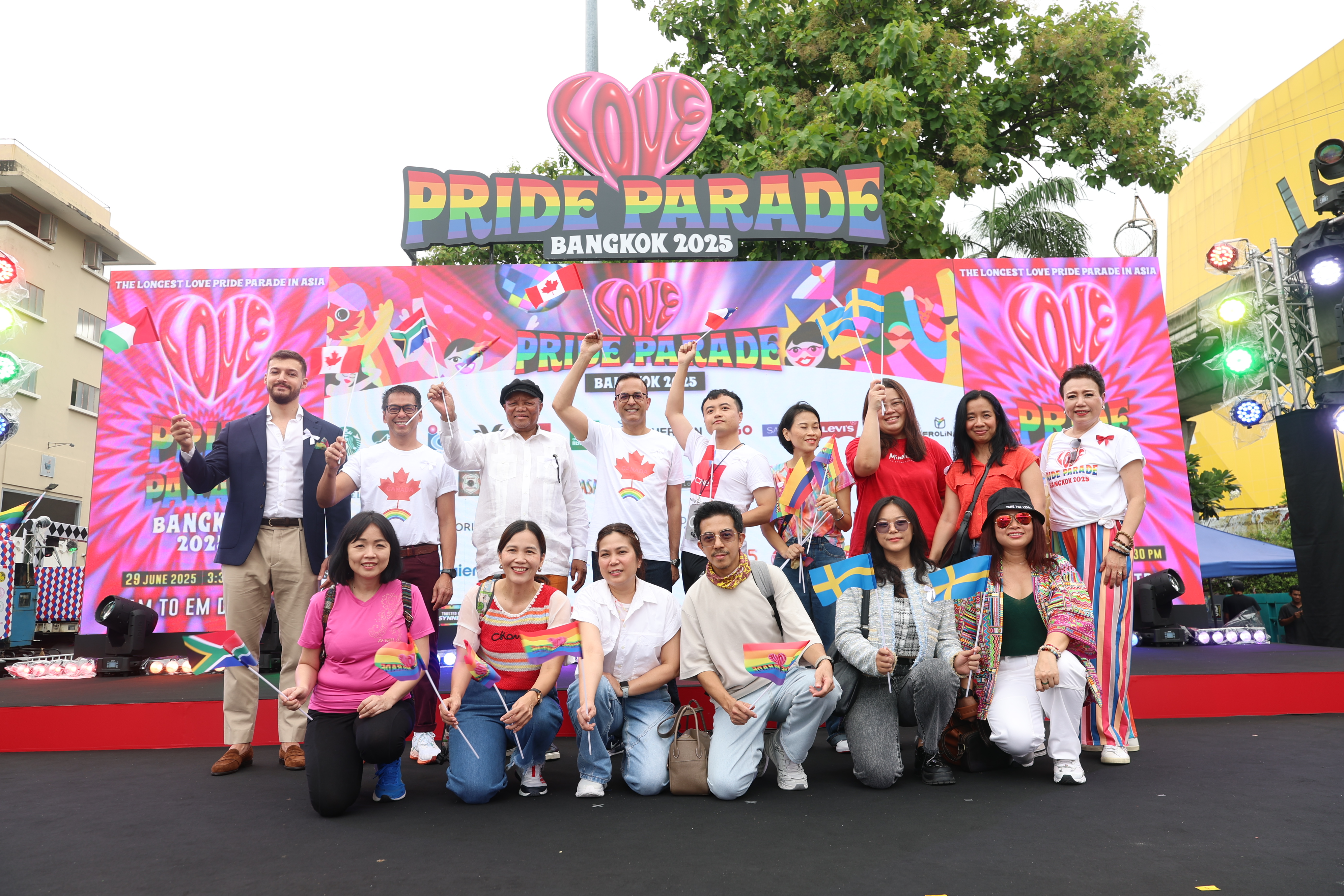 Embajada de Colombia en Tailandia participó en desfile del mes del orgullo LGBTIQIAN+