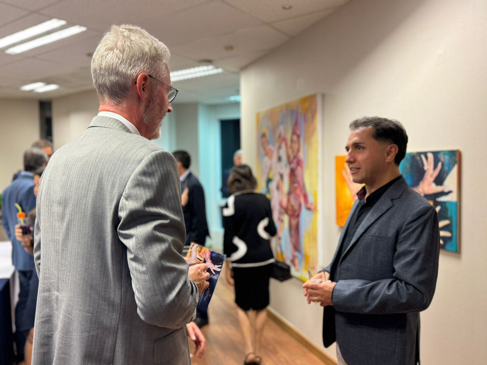 Embajada de Colombia en Tailandia inauguró la exposición “Deambulemos” del artista plástico colombiano David Rodríguez
