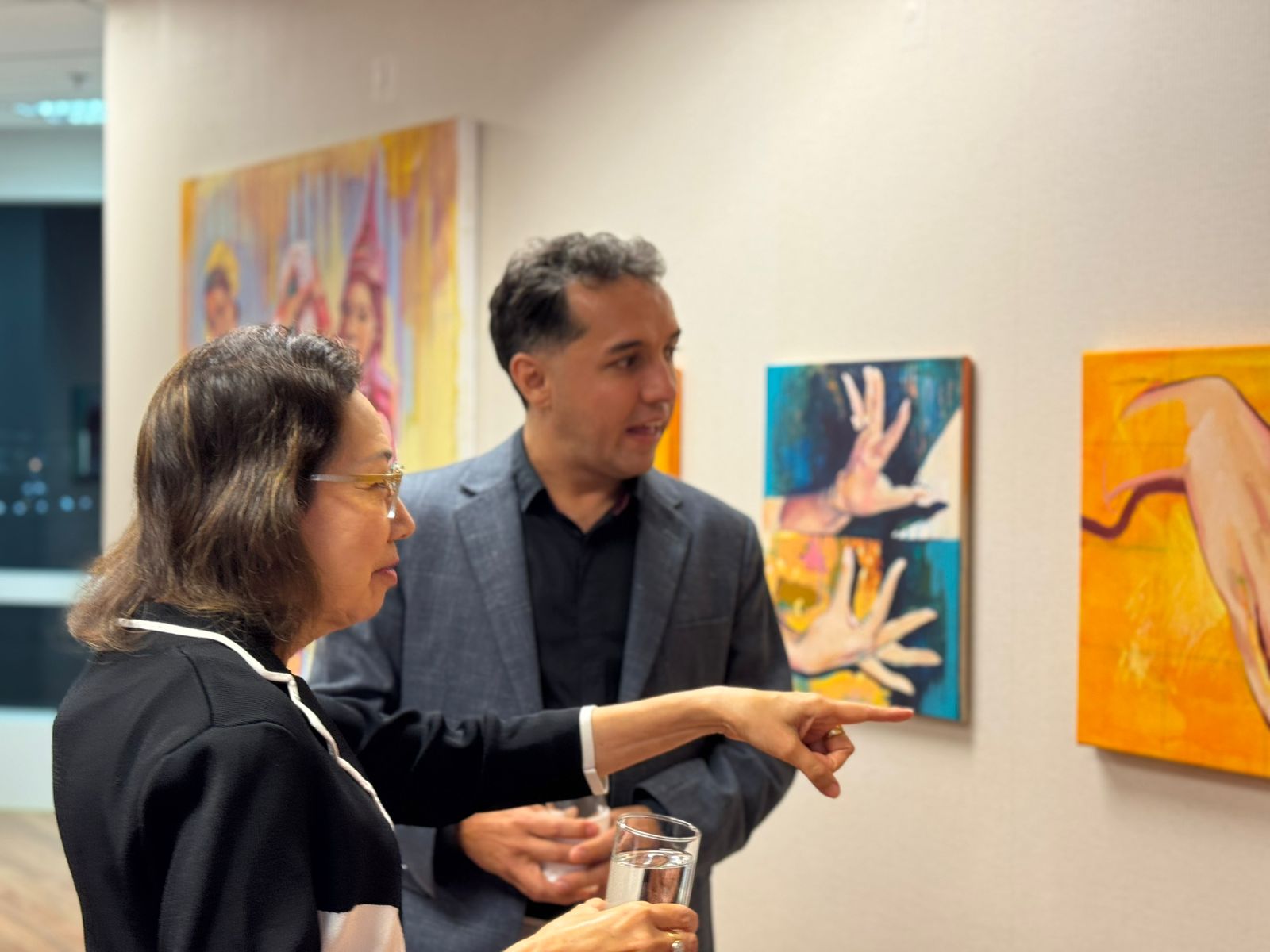 Embajada de Colombia en Tailandia inauguró la exposición “Deambulemos” del artista plástico colombiano David Rodríguez