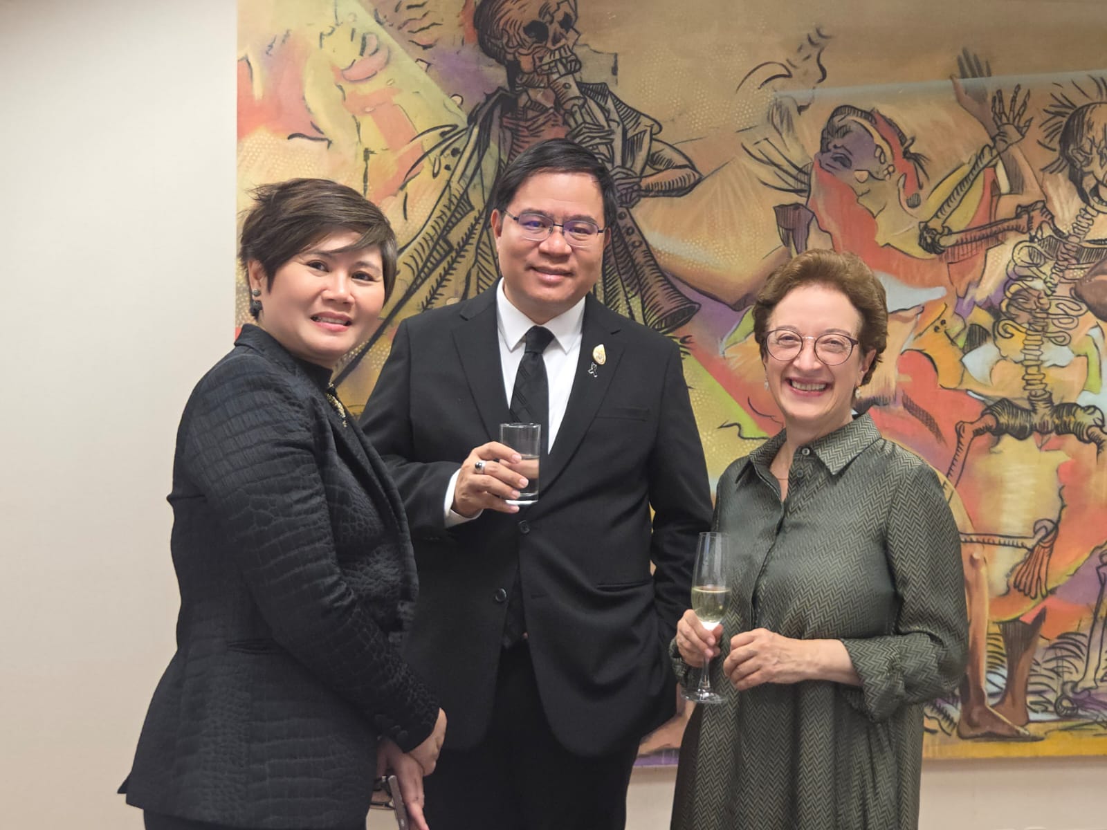 Embajada de Colombia en Tailandia inauguró la exposición “Deambulemos” del artista plástico colombiano David Rodríguez