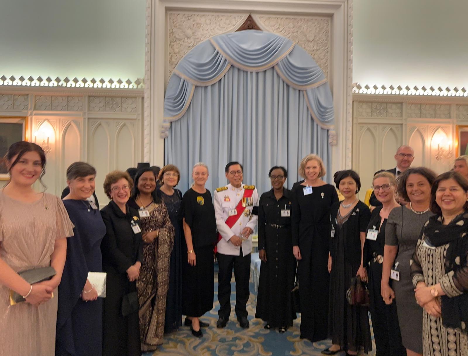 Grupo de Embajadoras con el Ministro de Relaciones Exteriores, Sihasak Phuangketkeow , en la celebración del aniversario de la coronación de Su Majestad el Rey de Tailandia. Créditos fotografía: Embajada de México.