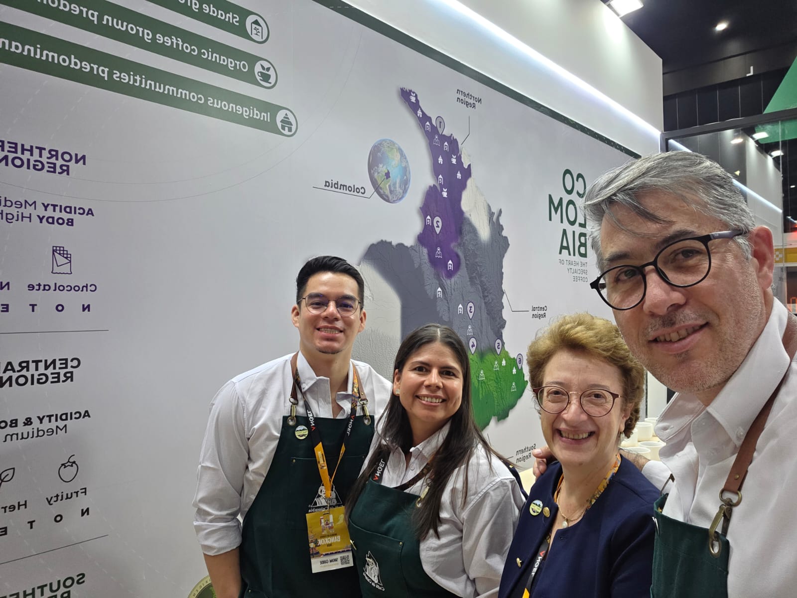 La Embajadora de Colombia en Tailandia, Alicia Alfaro, junto a representantes de Café de Colombia en su stand del World of Coffee Bangkok 2026. Foto: cortesía de Café de Colombia.