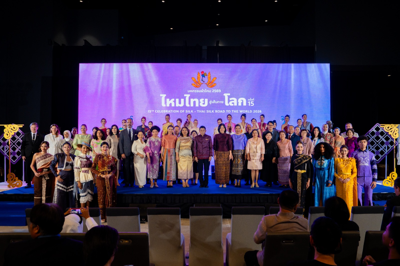 Foto oficial del evento con todos los países participantes. Créditos: Foto cortesía de The Association of Thai Silk and Culture Promotions / en representación de la Embajada de Colombia.