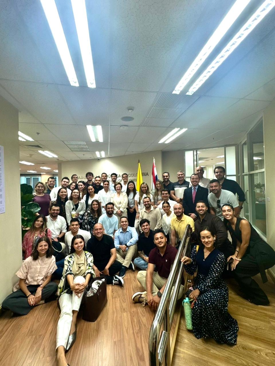 Fotografía de todos los participantes de la visita académica de la universidad EAFIT a la Embajada de Colombia. Créditos: Fotos cortesía de Embajada de Colombia en Tailandia.