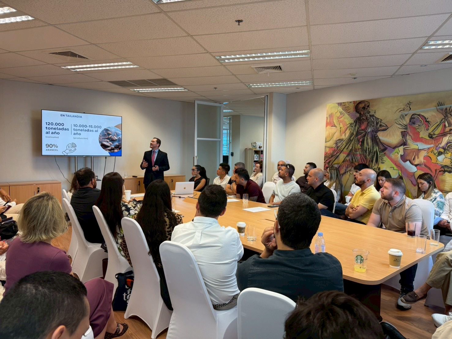 Andrés Suárez, Segundo Secretario de Relaciones Exteriores, presentando panorama general de Tailandia en temas políticos, comerciales y culturales. Créditos: Fotos cortesía de Embajada de Colombia en Tailandia.