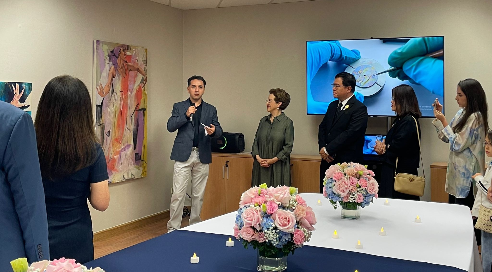 Embajada de Colombia en Tailandia inauguró la exposición “Deambulemos” del artista plástico colombiano David Rodríguez