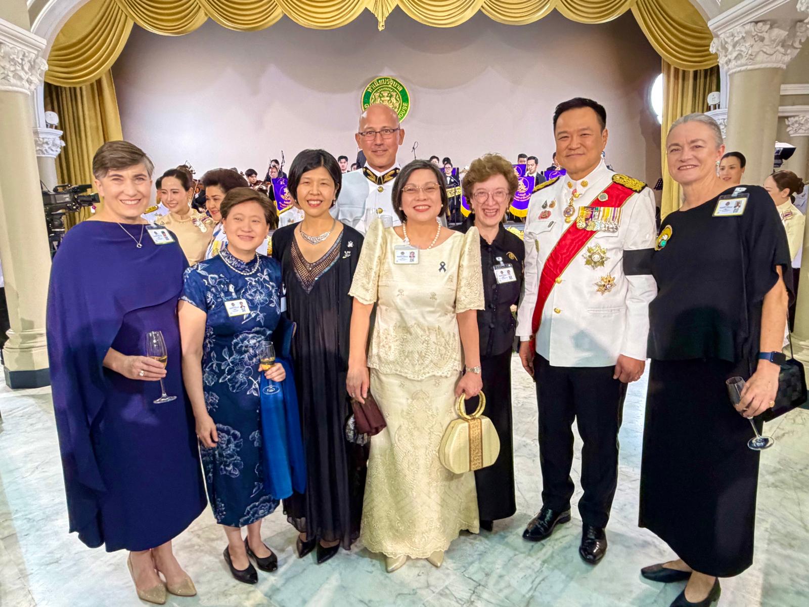 Embajadores de izquierda a derecha: Australia, Singapur, Canadá, Reino Unido, Filipinas, Colombia,  el Primer Ministro de Tailandia, Anutin Charnvirakul, y Embajadora de México en la Recepción Oficial con motivo  del aniversario de la coronación de Su Majestad el Rey de Tailandia. Créditos fotografía:  Embajada de Filipinas.