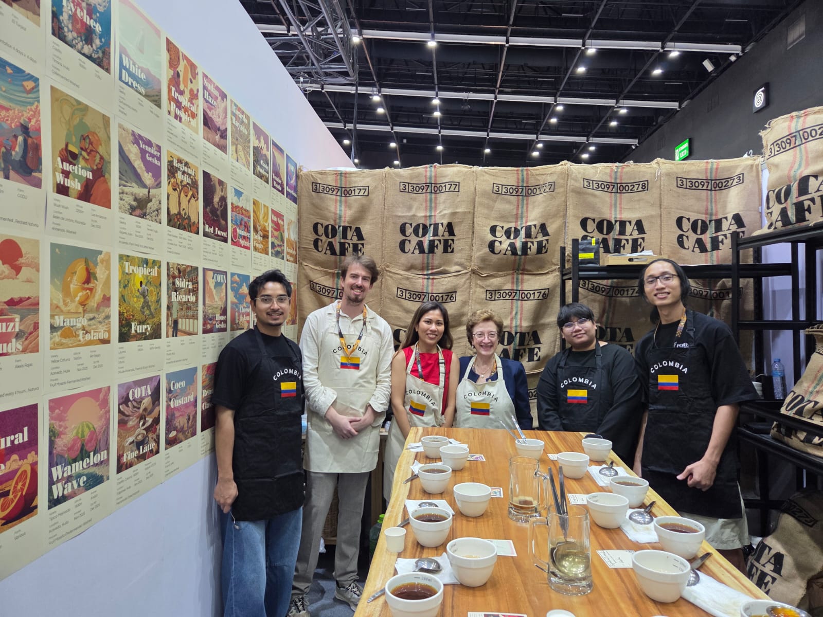 La Embajadora de Colombia en Tailandia, Alicia Alfaro, junto al equipo de COTA Café —empresa tailandesa importadora de café colombiano— en su stand del World of Coffee Bangkok 2026. Foto: cortesía de Café de Colombia.