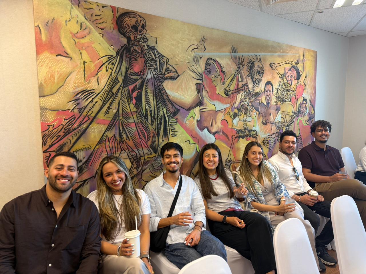 Fotografía de estudiantes de maestría de la Universidad EAFIT en el salón de juntas de la Embajada de Colombia. Créditos: Fotos cortesía de Embajada de Colombia en Tailandia.