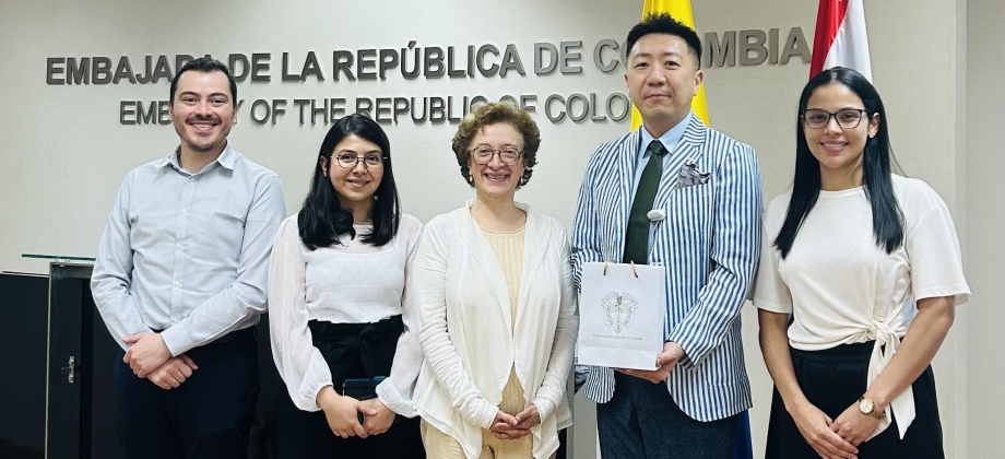Embajadora Alicia Alfaro sostuvo reunión con el Director de Desarrollo de Negocios de AmaWaterways, Melvyn Yap