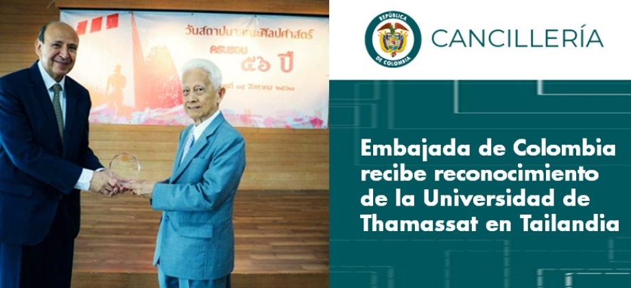 La Embajada de Colombia en Tailandia recibe reconocimiento de la Universidad de Thamassat