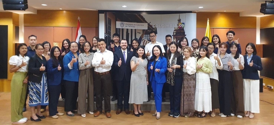 Personal de la Embajada, el Instituto de Asuntos Exteriores, el profesor y los estudiantes del curso posan para la foto oficial de la ceremonia. 