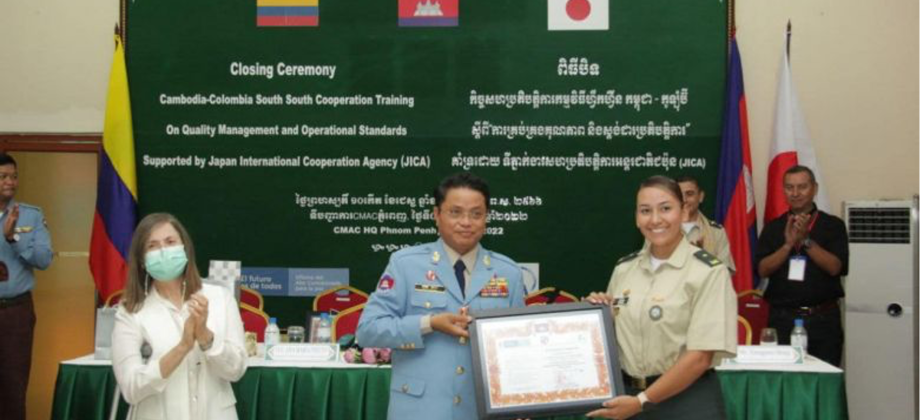 Embajadora Ana María Prieto Abad asiste a clausura de curso de desminado humanitario en el Centro de Acción contra las Minas en Camboya (CMAC)