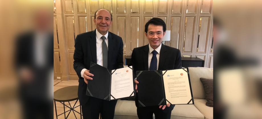 El Embajador Andelfo García hizo entrega oficial del primer memorando de entendimiento que se realiza entre dos instituciones académicas de Colombia y Tailandia