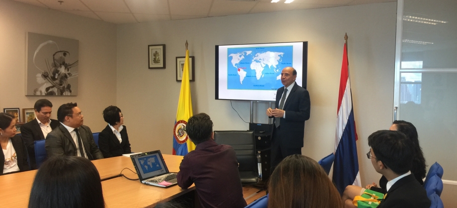 Embajador de Colombia en Tailandia se reunió con la delegación tailandesa que viajará a Bogotá para la cumbre mundial de One Young World