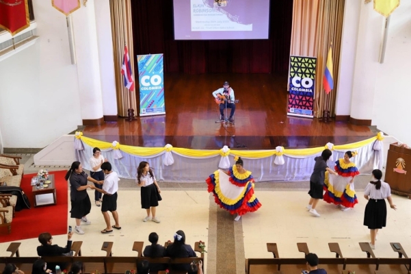 Niños, niñas y jóvenes tailandeses aprendieron sobre los ritmos afrocaribeños