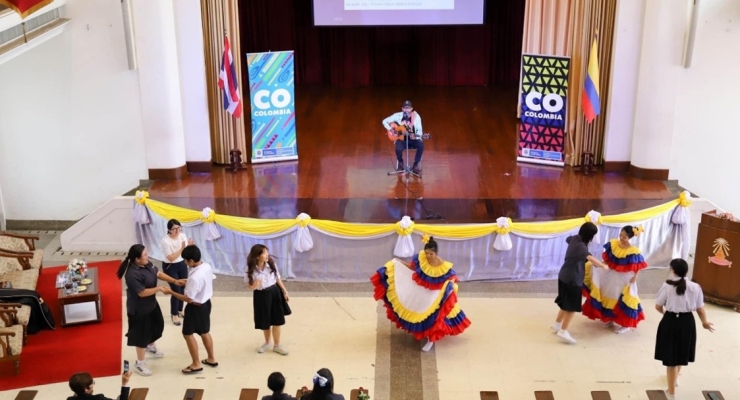 Niños, niñas y jóvenes tailandeses aprendieron sobre los ritmos afrocaribeños