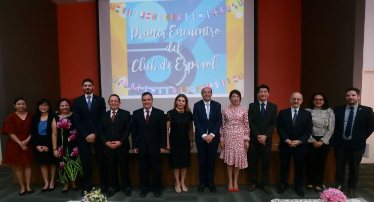 Embajador de Colombia en Tailandia entregó el premio anual a los mejores alumnos en español de la Universidad de Chulalongkorn