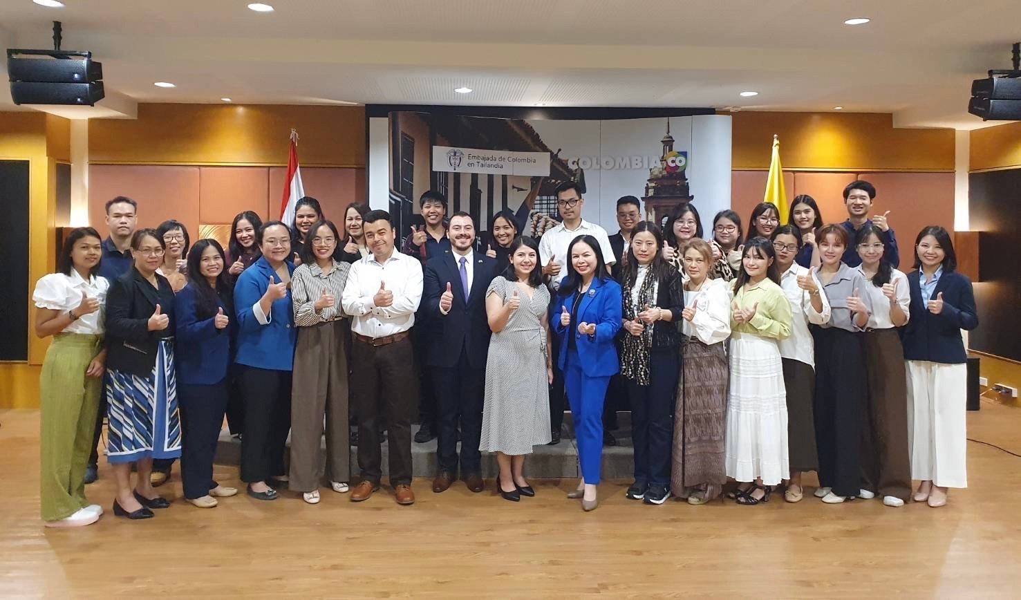 Personal de la Embajada, el Instituto de Asuntos Exteriores, el profesor y los estudiantes del curso posan para la foto oficial de la ceremonia. 